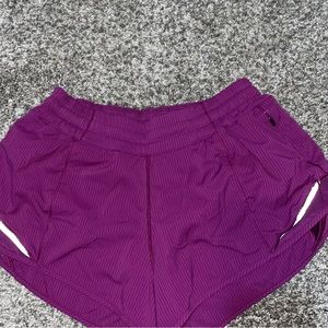 Regal Plum Hotty Hots Size 4 2.5 inseam‼️‼️